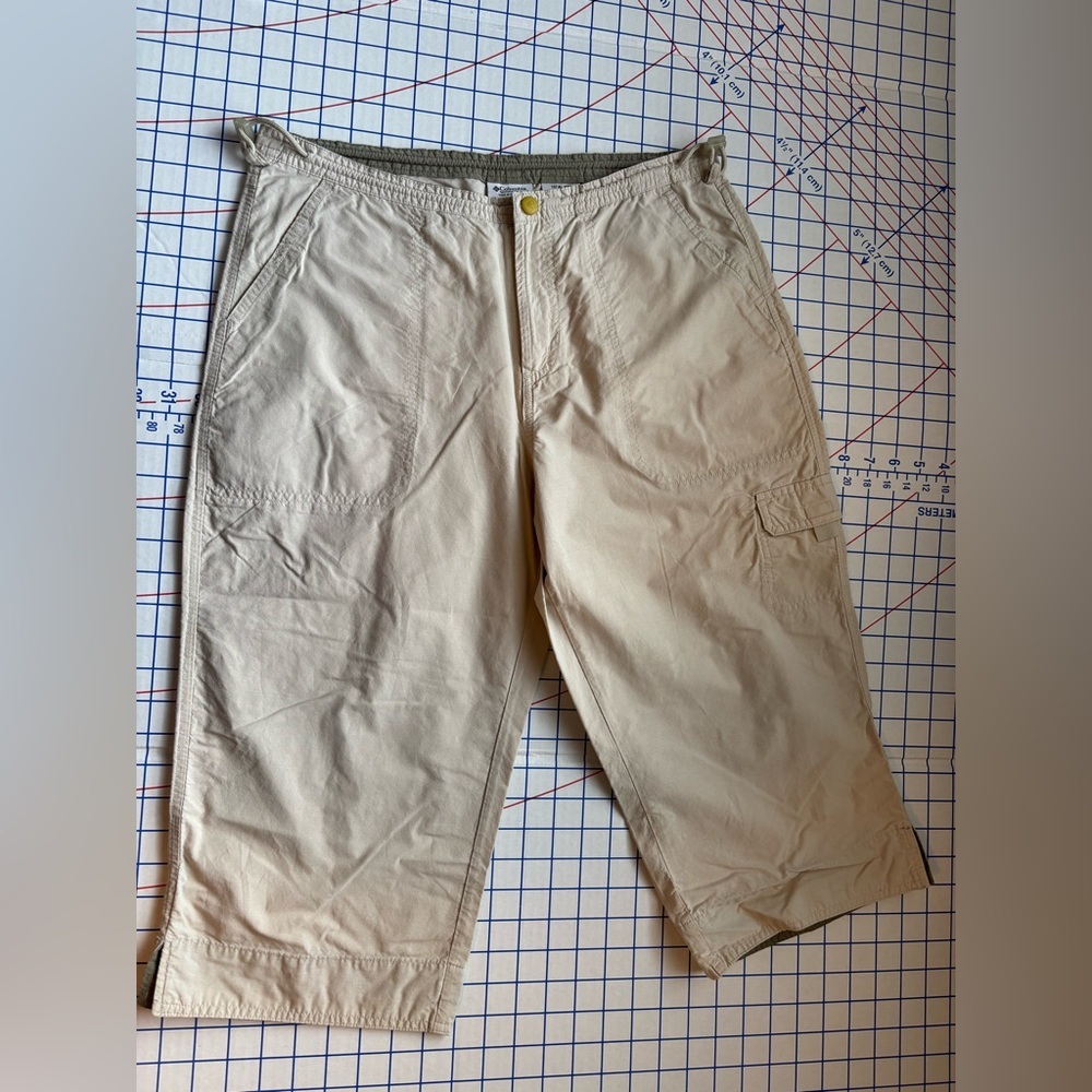 Columbia Women’s Khaki Cargo Capris – Size M - Picture 6 of 8